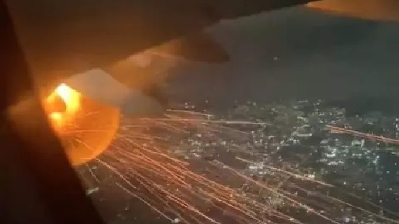 Chamas saem de motor de avião no Texas e assustam passageiros: ‘vai cair’; vídeo