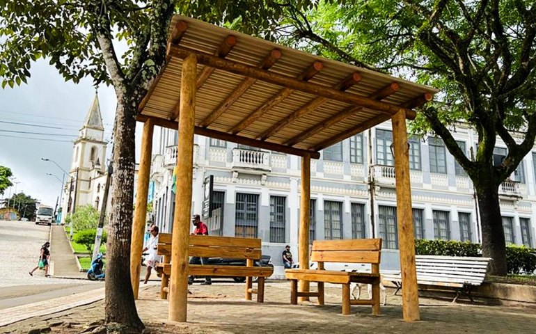 Prefeitura instala pontos para abrigar mototaxistas em Viçosa