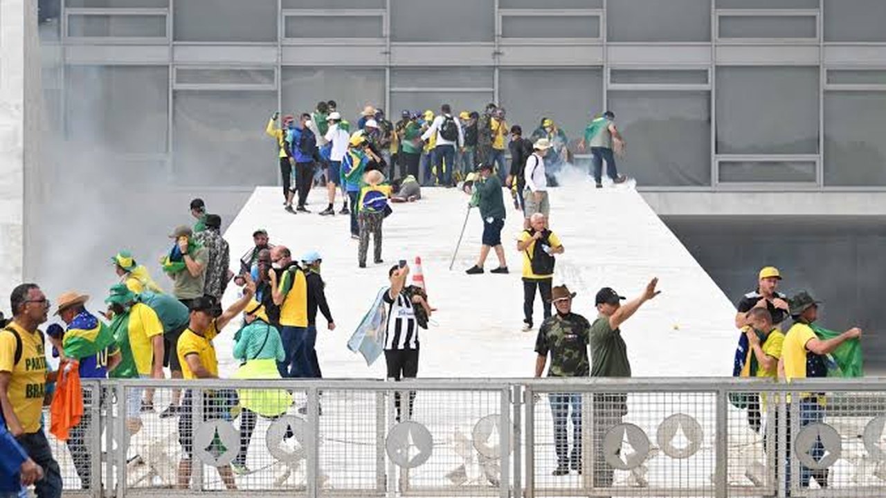 Terroristas são rendidos e presos dentro do Palácio do Planalto após destruição
