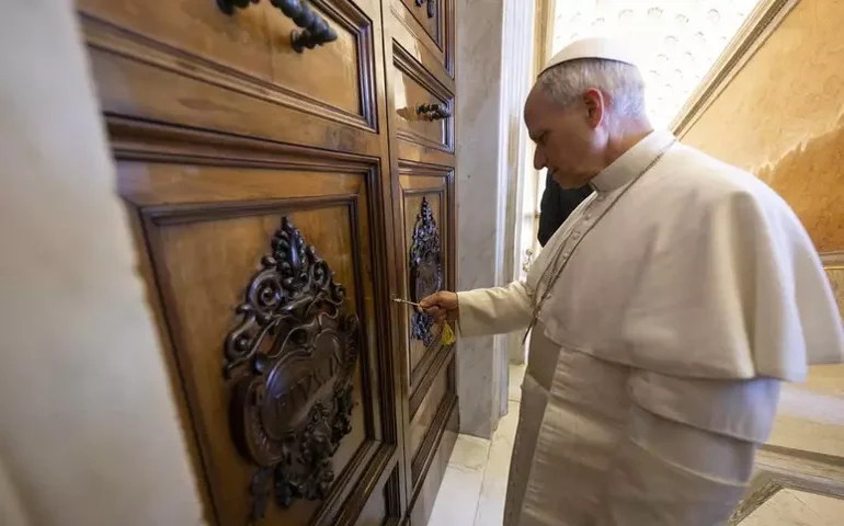 Leão XIV se muda para apartamento pontifício no Palácio Apostólico