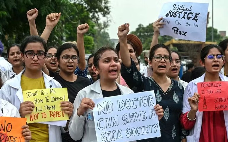 Médicos de toda a Índia entram em greve após estupro e assassinato de doutora em hospital