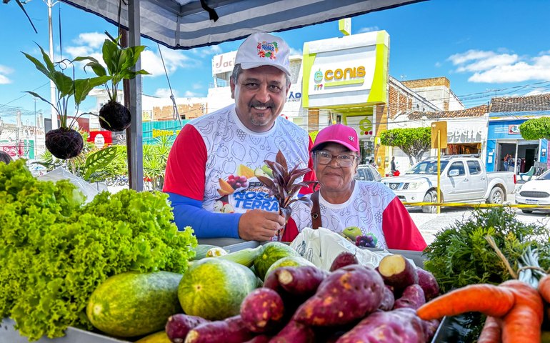 Comercialização de alimentos saudáveis fortalece cadeia produtiva local no Circuito de Feiras da Agricultura Familiar