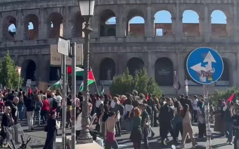 Milhares de pessoas se reúnem no centro de Roma em apoio à Palestina, diz correspondente