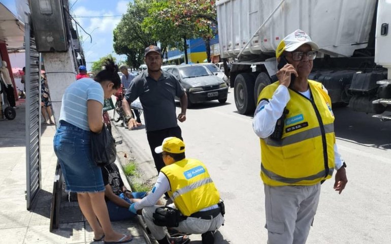 Ronda no Bairro prende motorista embriagada após acidente na orla de Maceió