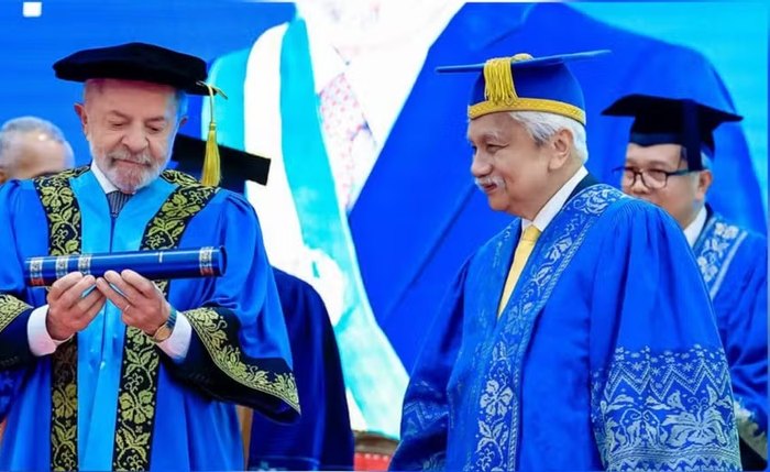 Lula recebe título de Doutor Honoris Causa pela Universidade Nacional da Malásia Lula recebe título de Doutor Honoris Causa pela Universidade Nacional da Malásia