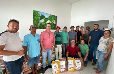Prefeitura de Santana do Mundaú realiza distribuição de sementes para agricultores