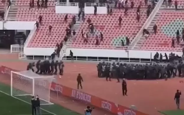 Briga campal no Marrocos tem 160 presos, carros queimados e dezenas de feridos