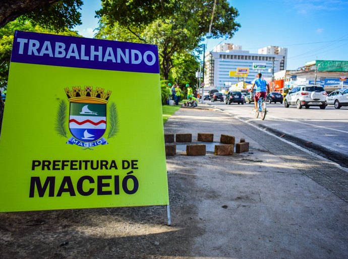 Por meio da Seminfra, prefeitura executa reparos na Praça do Centenário