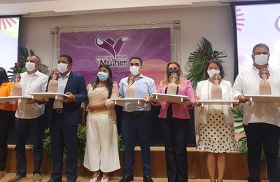 Vice-prefeita Rute Nezinho representa Arapiraca na cerimônia de entrega do Prêmio Município Amigo da Mulher