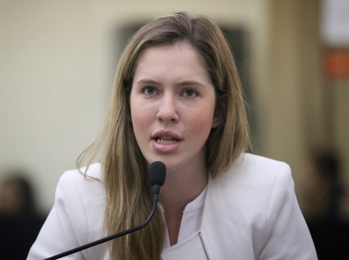 Cibele Moura diz que Estado assegurou redistribuição de absorventes higiênicos nas escolas