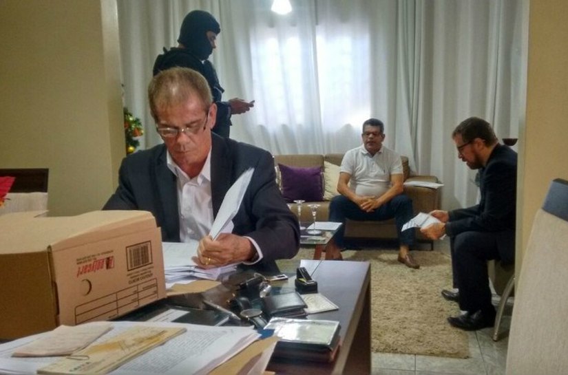 MPE denuncia ex-prefeito de Santana e mais nove por fraude em licitação