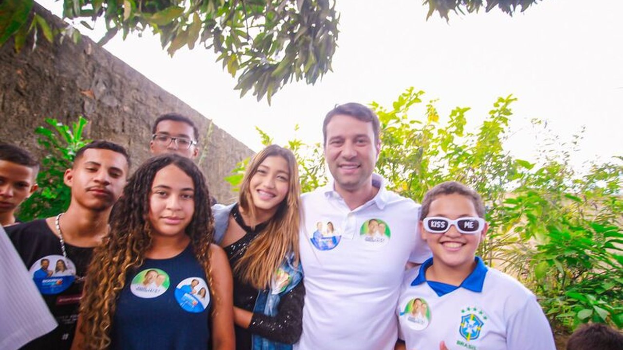 Adolescentes declaram primeiro voto a Daniel Barbosa para deputado federal