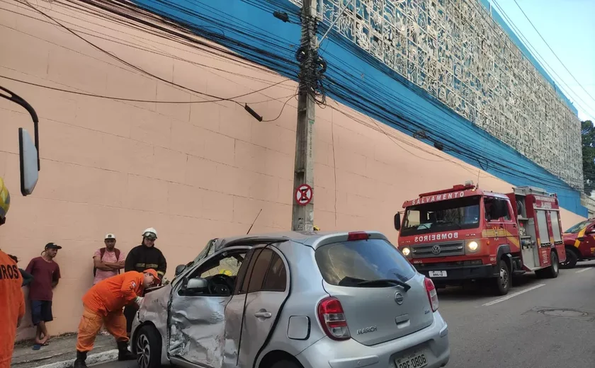 Ônibus e carro se chocam na Ladeira da Catedral no Centro de Maceió