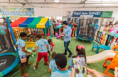 Prefeito de Maceió, JHC, implanta parque de recreação infantil no Shopping Popular