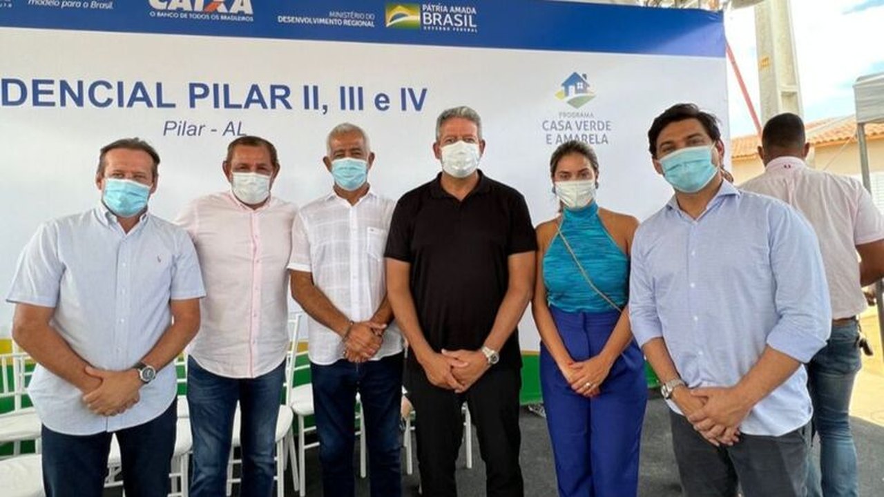 Ao lado de Arthur Lira, Rodrigo Valença acompanha entrega de residencial na cidade de Pilar