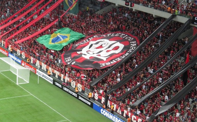 Após calote, torcida do Athletico-PR arrecada dinheiro e festeja ida a Montevidéu