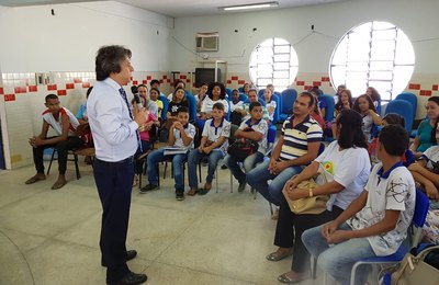 Juiz Alberto Jorge Correia profere palestra para estudantes de escola no Vergel do Lago 