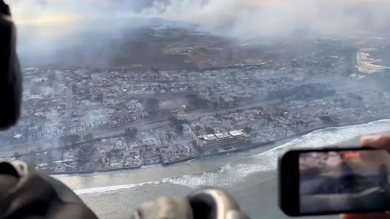 Moradores se jogam no Mar para escapar de incêndios no Havaí