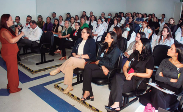Programação incluiu dinâmicas interativas com estudos de caso e simulações no Centro de Estudos do hospital