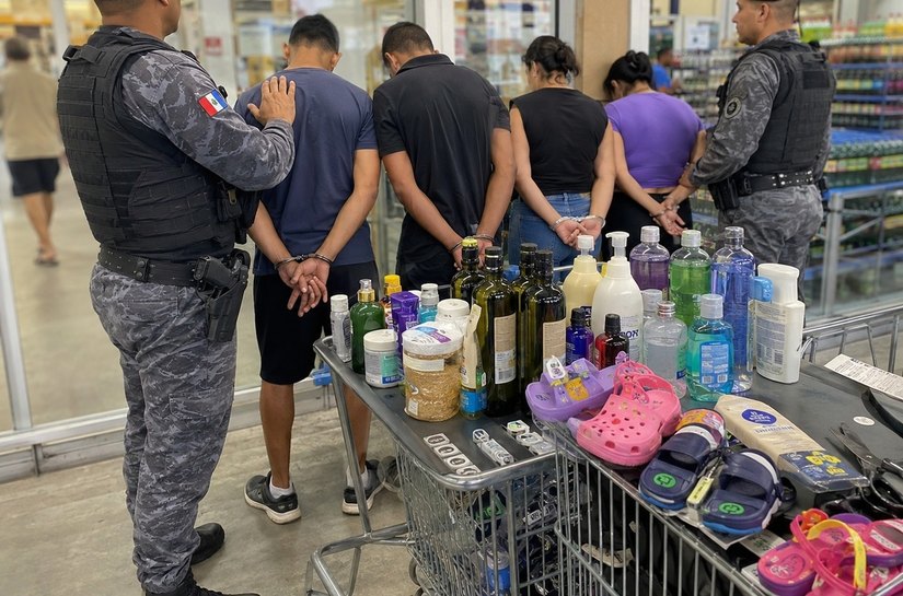 Quatro pessoas são presas em flagrante por suspeita de furtar supermercado no Benedito Bentes