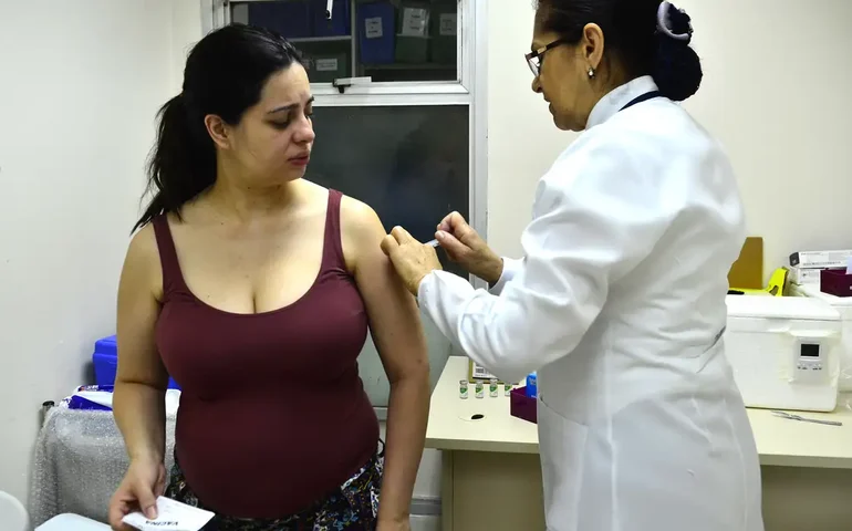 Alagoas recebe 12,4 mil doses do primeiro lote da vacina contra o vírus sincicial respiratório para proteger gestantes e recém-nascidos