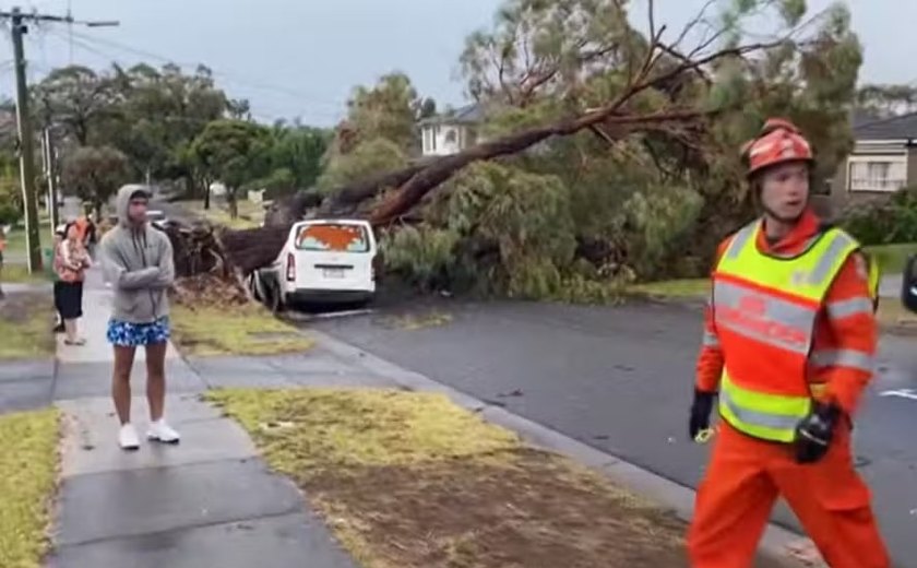 Tormentas matam uma pessoa e deixam 530 mil casas sem energia na Austrália; fotos e vídeo