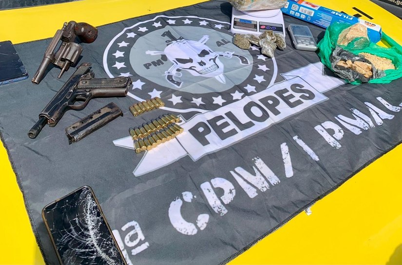 PM apreende armas e drogas com integrantes de facção criminosa em São Miguel dos Campos