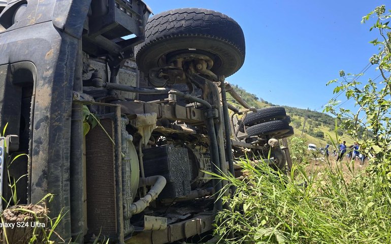 Caminhoneiro morre após veículo carregado com água capotar em rodovia de Água Branca