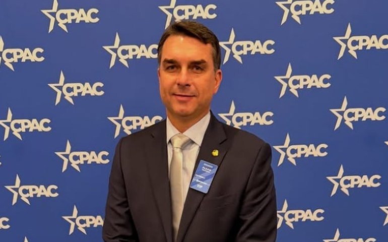 Flávio Bolsonaro faz aceno ao agro, defende marco temporal e sugere autonomia indígena para exploração de terras