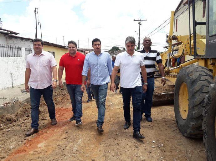 Prefeito Rui Palmeira vistoria pavimentação na parte alta de Maceió