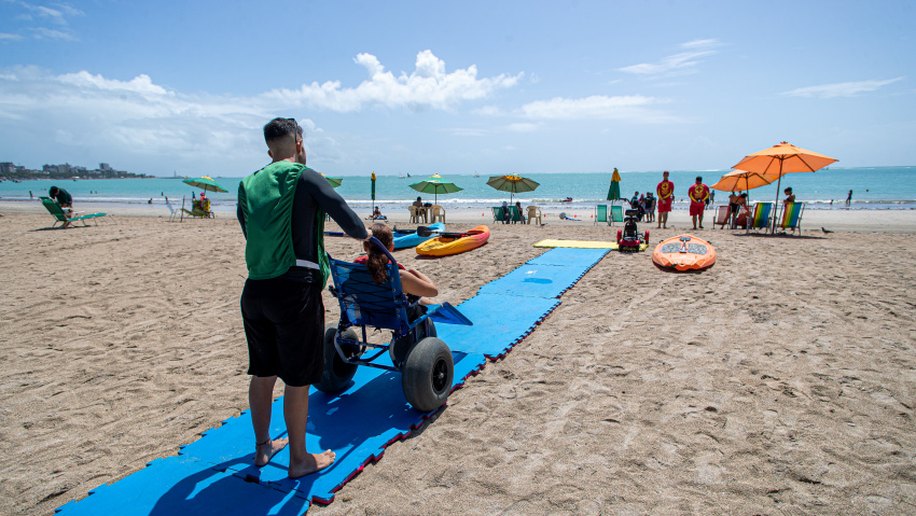 Prefeitura realiza Praia Acessível na Folia nesta sexta-feira (10), na orla de Pajuçara