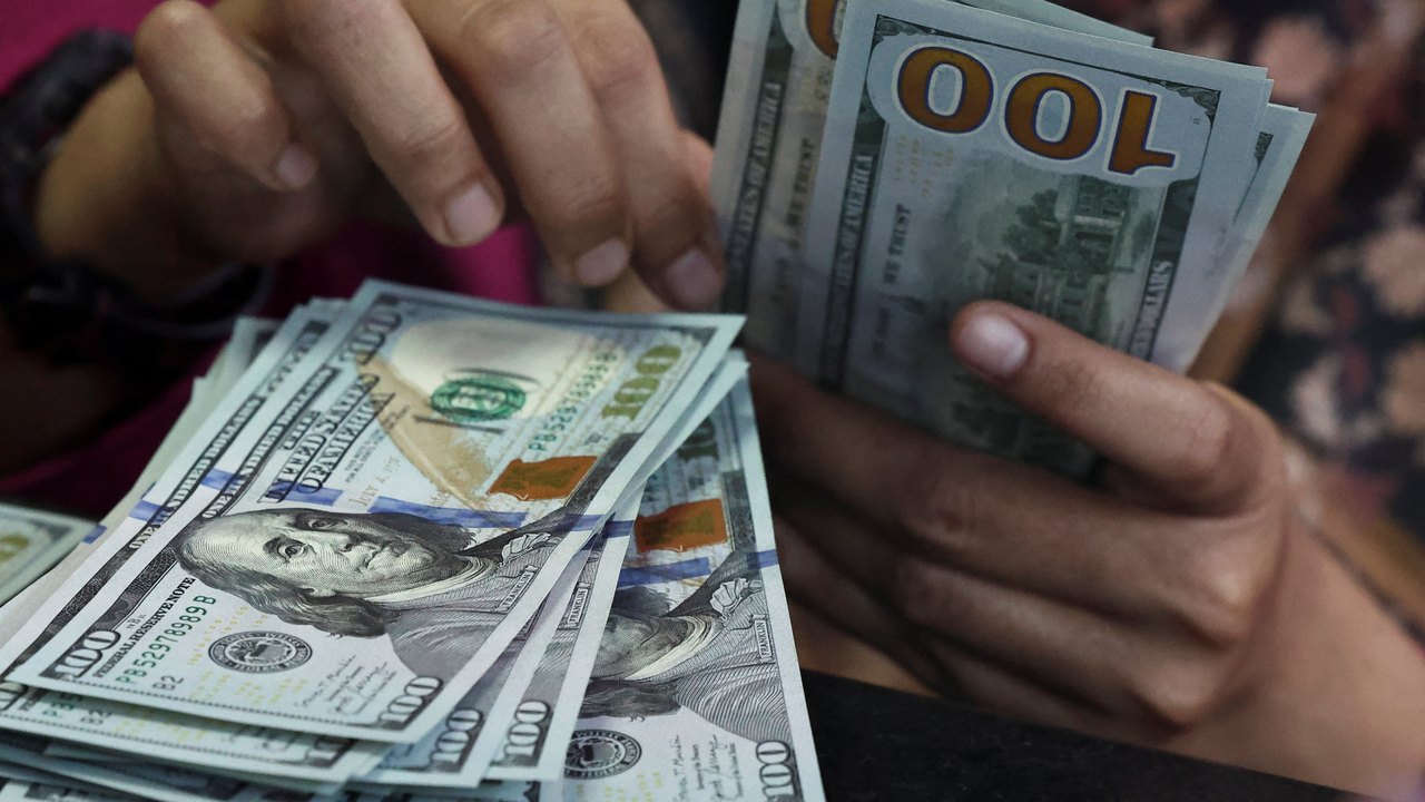 Dólar fecha abaixo de R$ 5 e recua 1,58% na semana