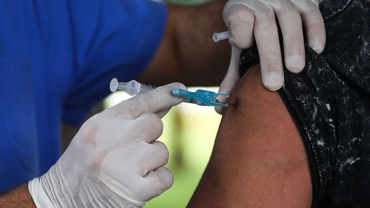 Vacinas contra covid-19 serão atualizadas para acompanhar novas variantes