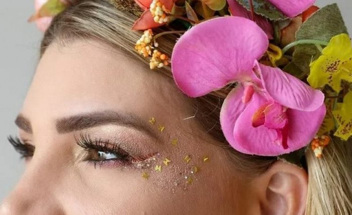 Volta da folia presencial nas ruas e eventos movimenta setor de moda, acessórios e maquiagem