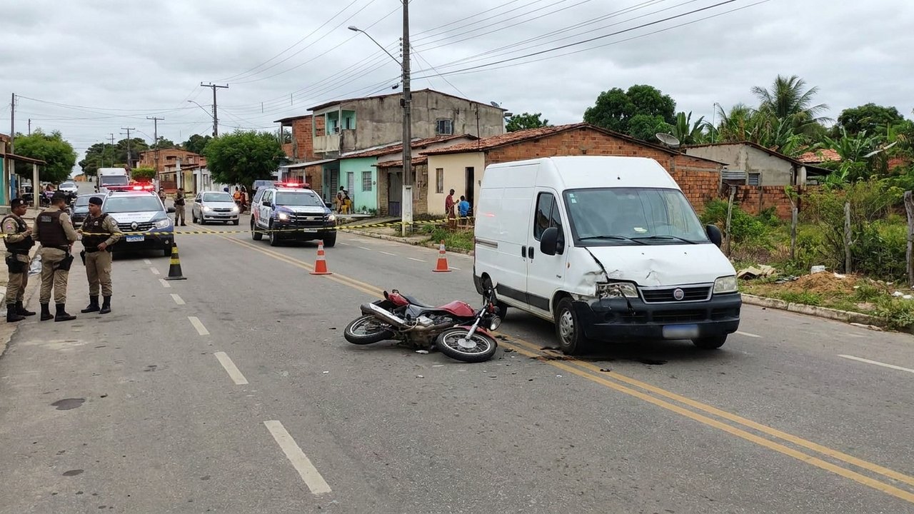 Motociclista morre após colisão com van em Rio Largo