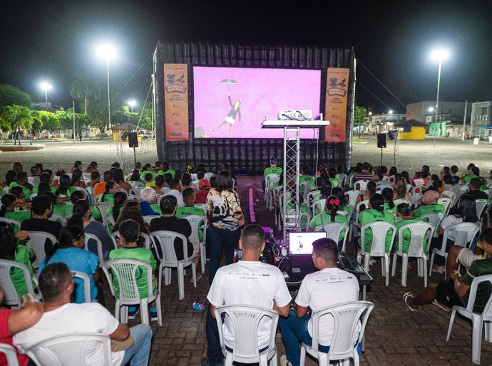 Praça Padre Cícero, em Murici, vira cinema ao ar livre para exibição de filme com temática ambiental