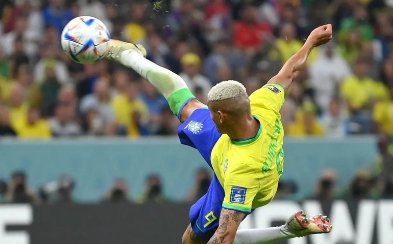 Voleio de Richarlison ganha prêmio de gol mais bonito da Copa do Mundo do Catar