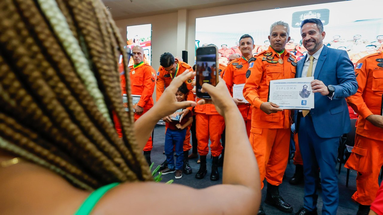  Paulo Dantas condecora missão humanitária de Alagoas no RS e reforça frota do Samu e Batalhão Ambiental 