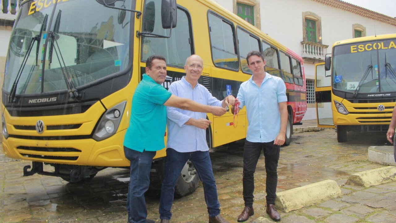 Prefeito Ronaldo Lopes entrega dez ônibus para transporte escolar