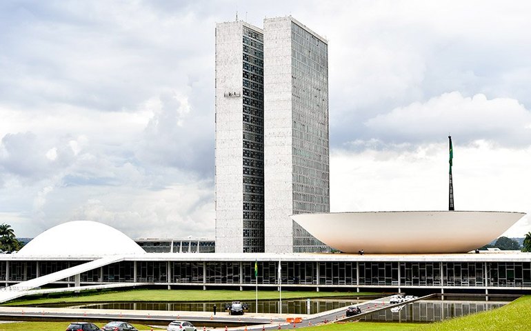 Congresso age para aumentar salários dos parlamentares