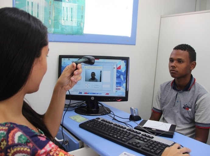 População busca serviços do ônibus do Sine em Matriz do Camaragibe