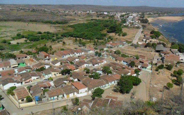 Casal faz manutenção em adutora para regularizar abastecimento de Pão de Açúcar