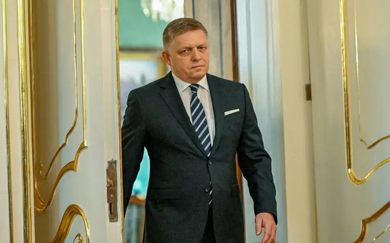 Acusado de atentado contra Robert Fico passa por primeira audiência judicial