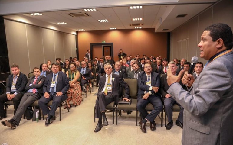 Prefeito Júlio Cezar debate experiência exitosa do encerramento dos lixões em Alagoas