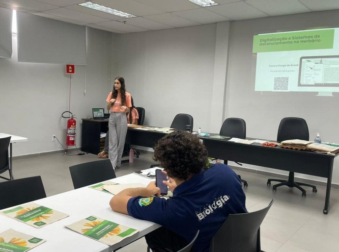 Oficina de práticas de herbário aproxima público da pesquisa botânica e da flora alagoana