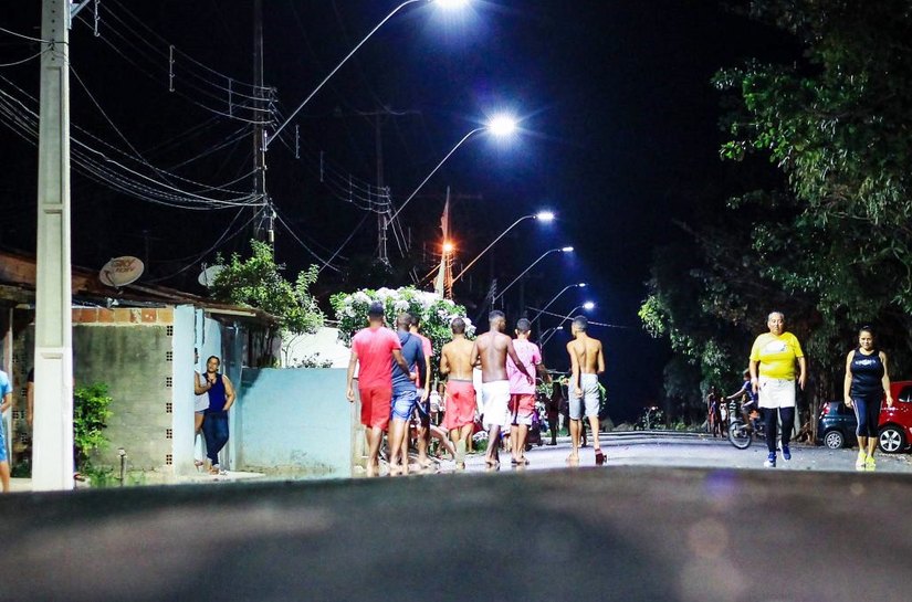 Praças, campos e quadras de Maceió recebem iluminação em LED