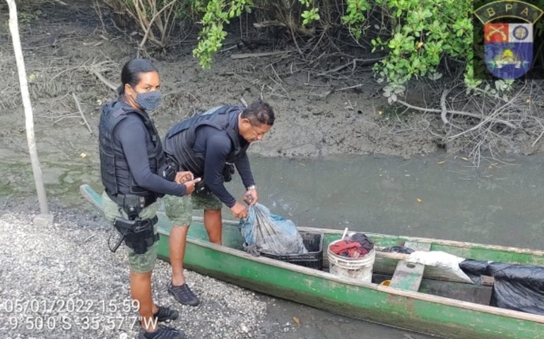 Batalhão Ambiental apreende espingarda e impede pesca ilegal de caranguejos-uçá