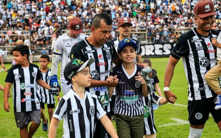 Arthur Ventura realiza sonho, entra em campo com os atletas alvinegros e vive momento ímpar como torcedor