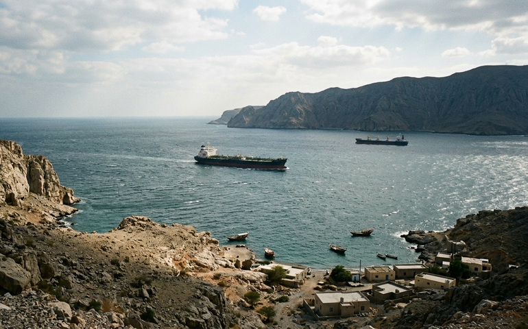 Onde fica o Estreito de Ormuz é por que ele é tão importante para o consumo global de petróleo?