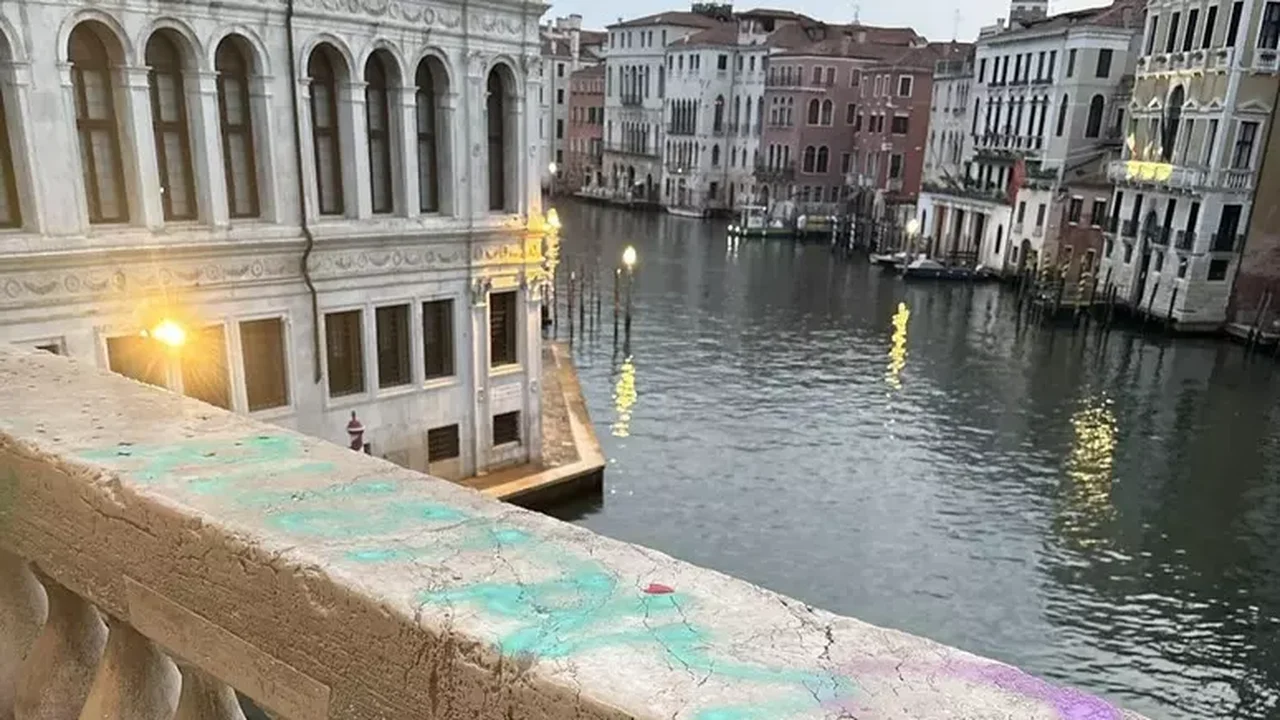 Turistas são denunciados por picharem símbolo histórico de Veneza com spray colorido